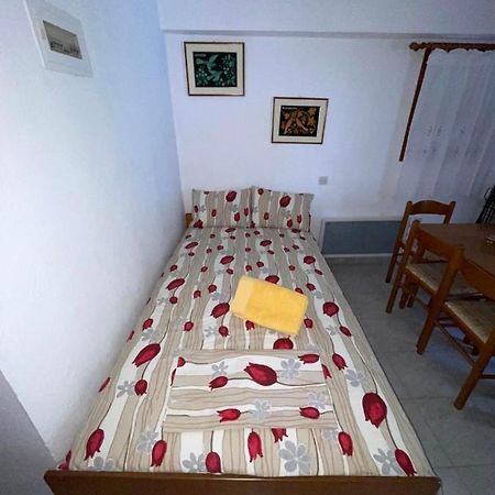 The Square Apartment Maries  Екстериор снимка