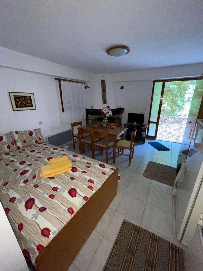The Square Apartment Maries  Екстериор снимка